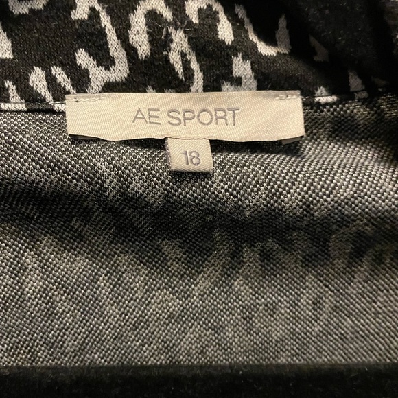 AE Sport Cropped Cardigan 3/4 Sleeve Women’s Sweater Black w White Animal Print - Picture 8 of 11